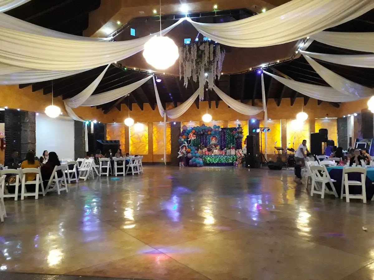 LA PÉRGOLA SALÓN DE EVENTOS