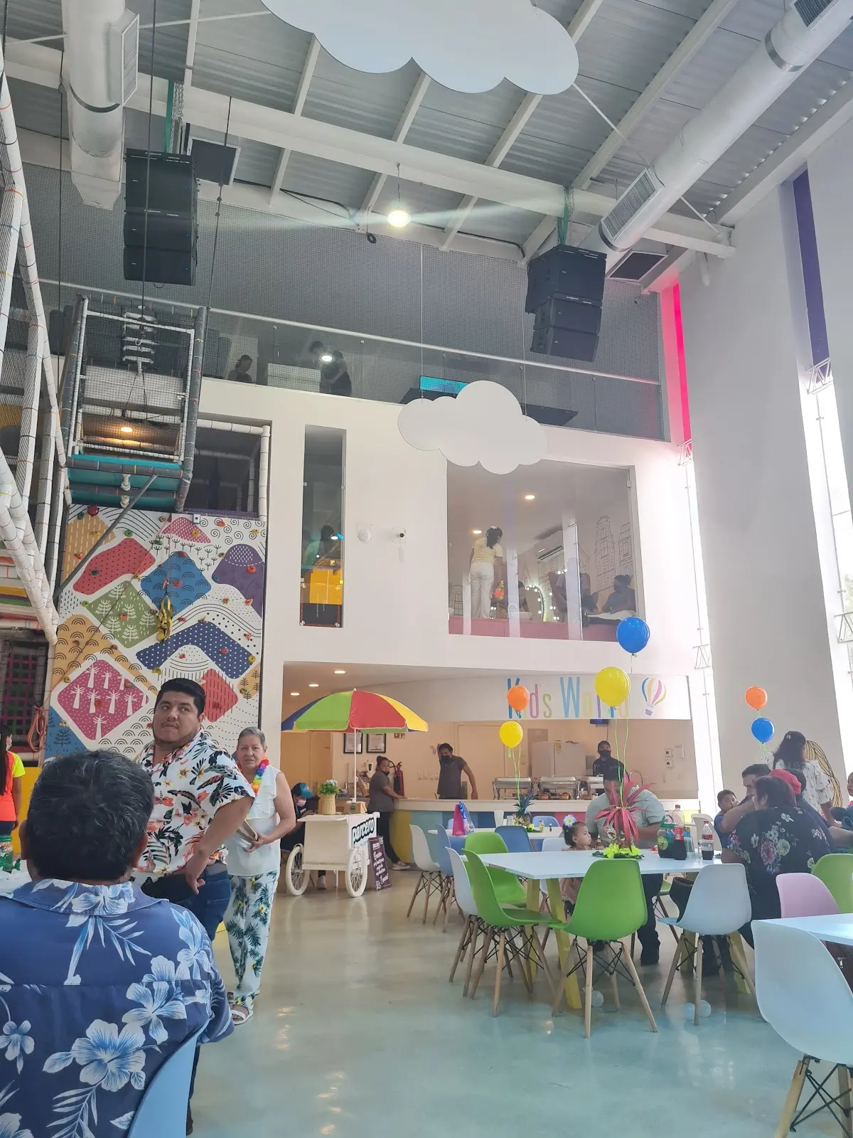KIDS WORLD — foto 2 de 3
