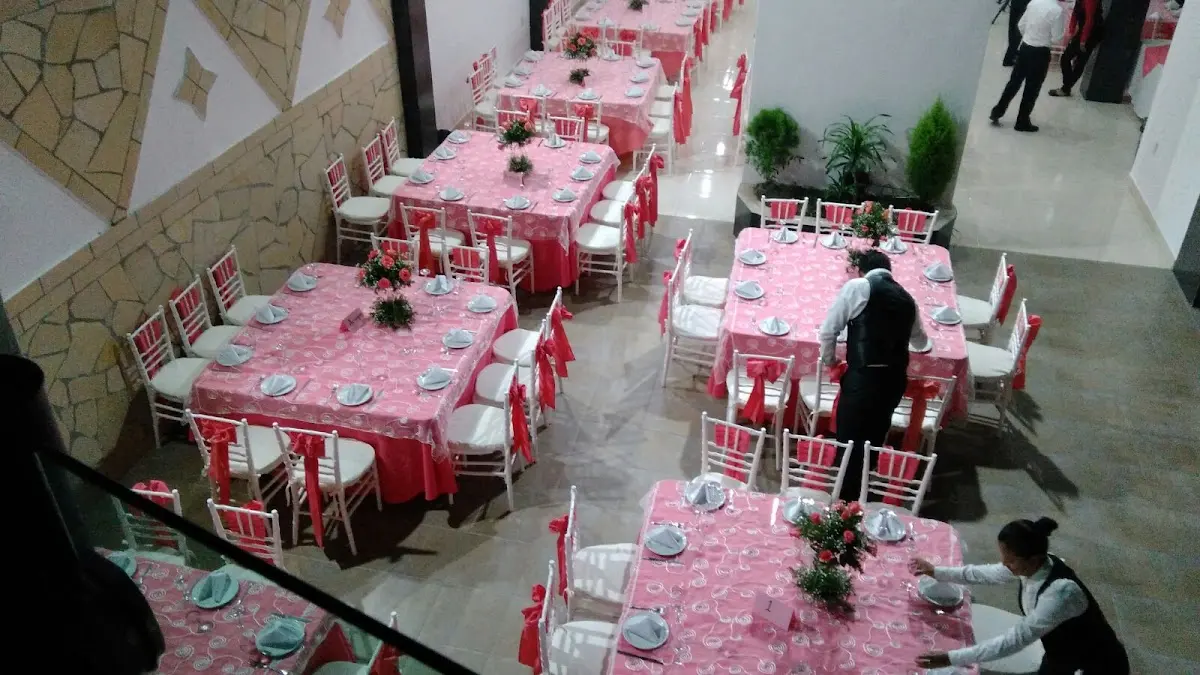 Renta de Sillas y Mesas Servi Fiestas Maya