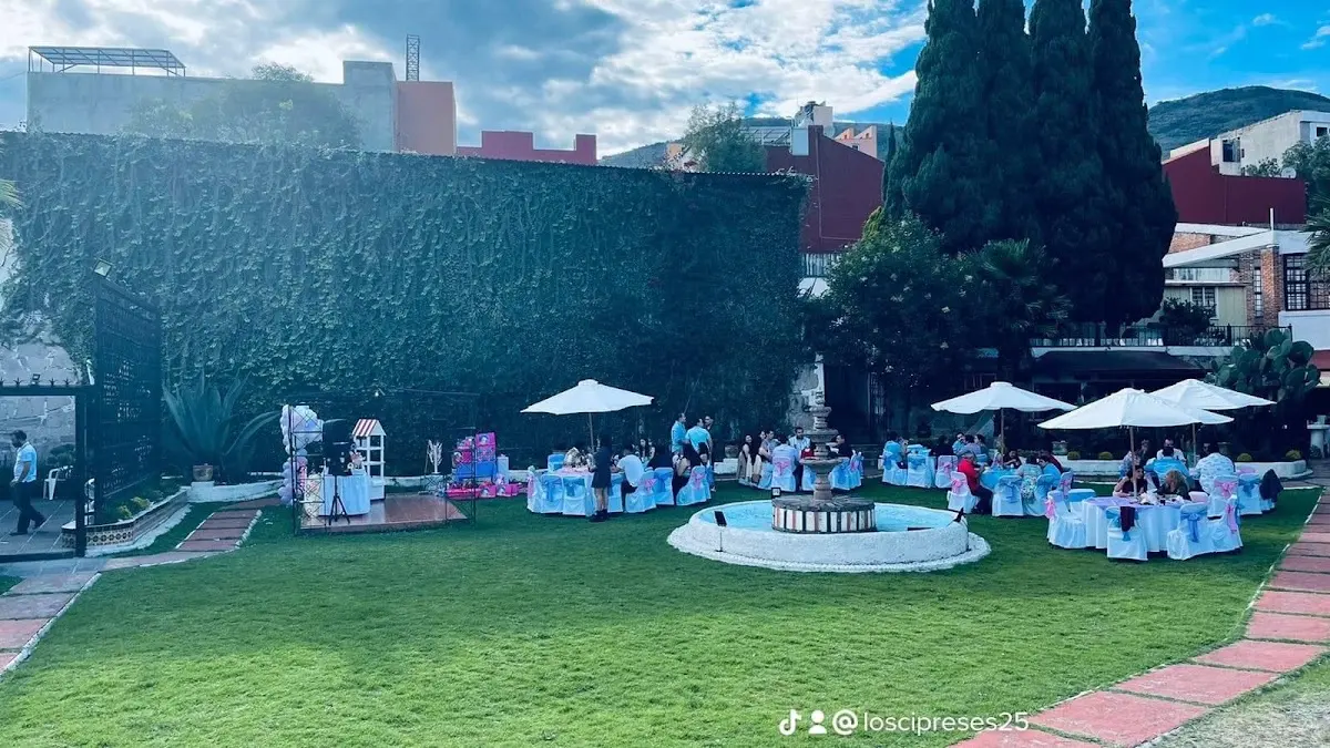 "LOS CIPRESES" JARDÍN - SALÓN