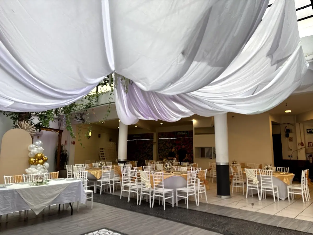 il Punto jardín y salón y restaurante buffet