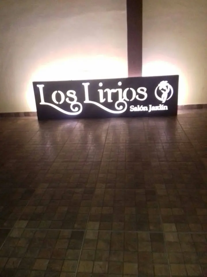 Los Lirios Salón Jardín