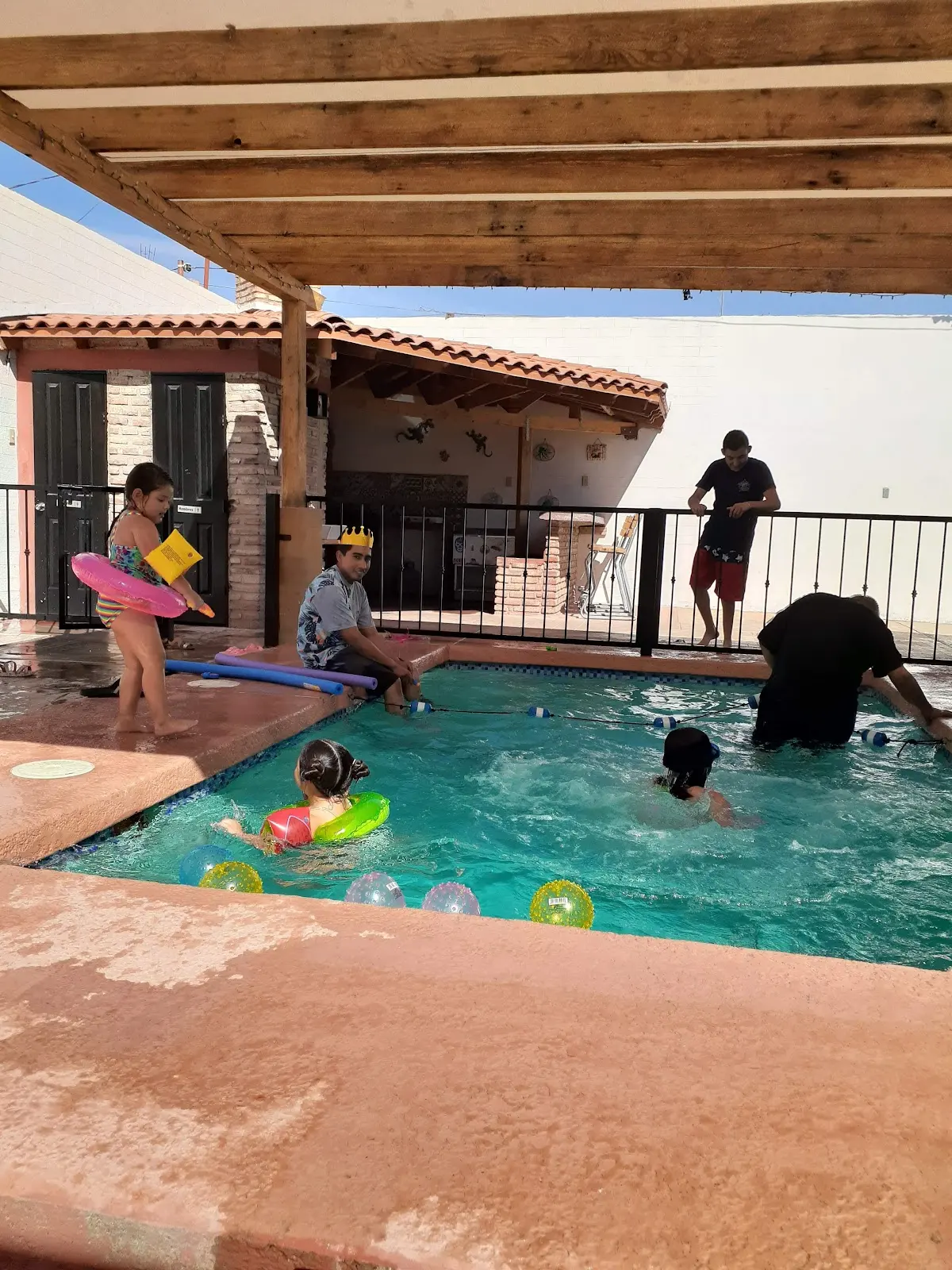 "Salon Akua Pool" Barda Blanca 2 portones eléctricos