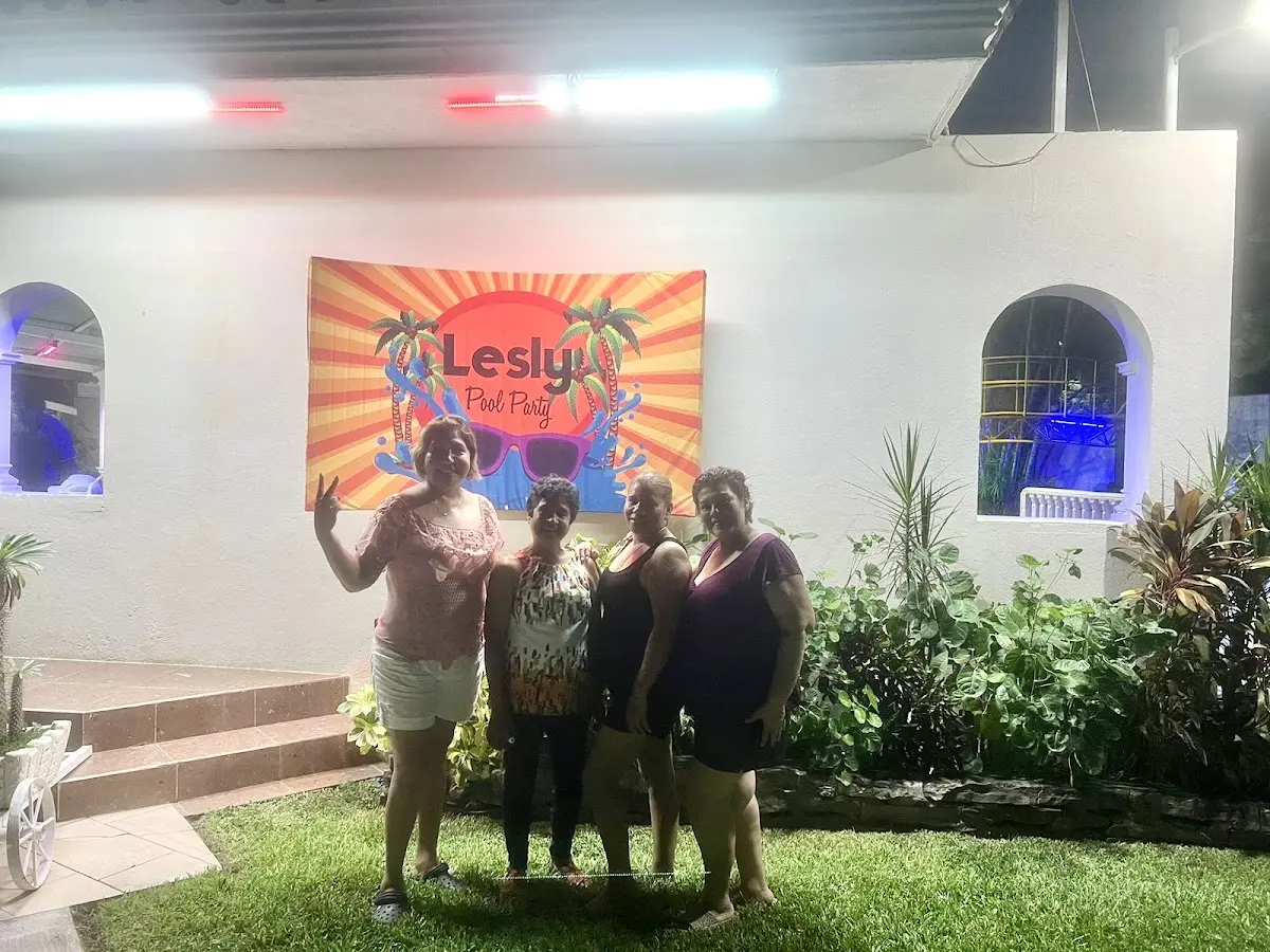 Lesly PoolParty